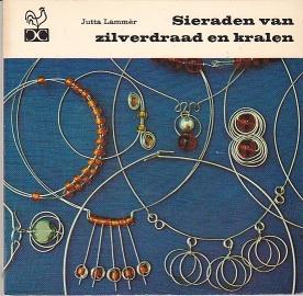 Sieraden van zilverdraad en kralen 256