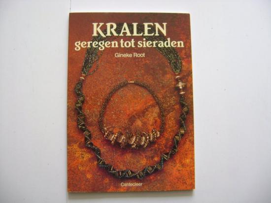 Kralen geregen tot sieraden 264